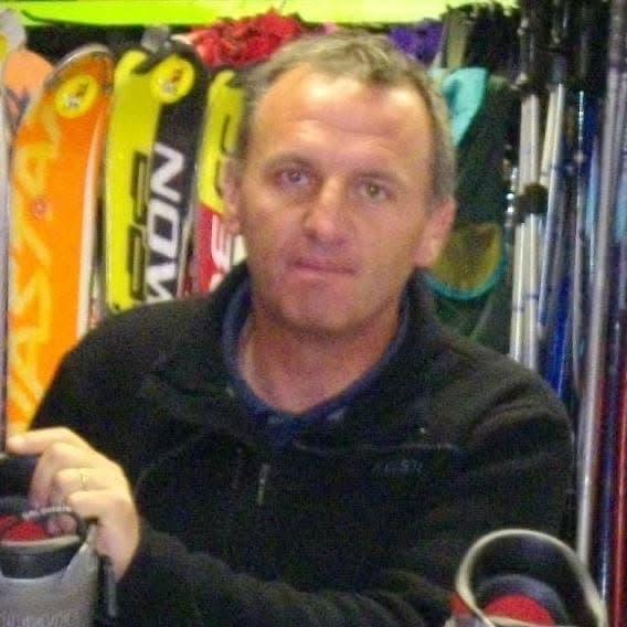 Frédéric Penz dans son magasin de ski
