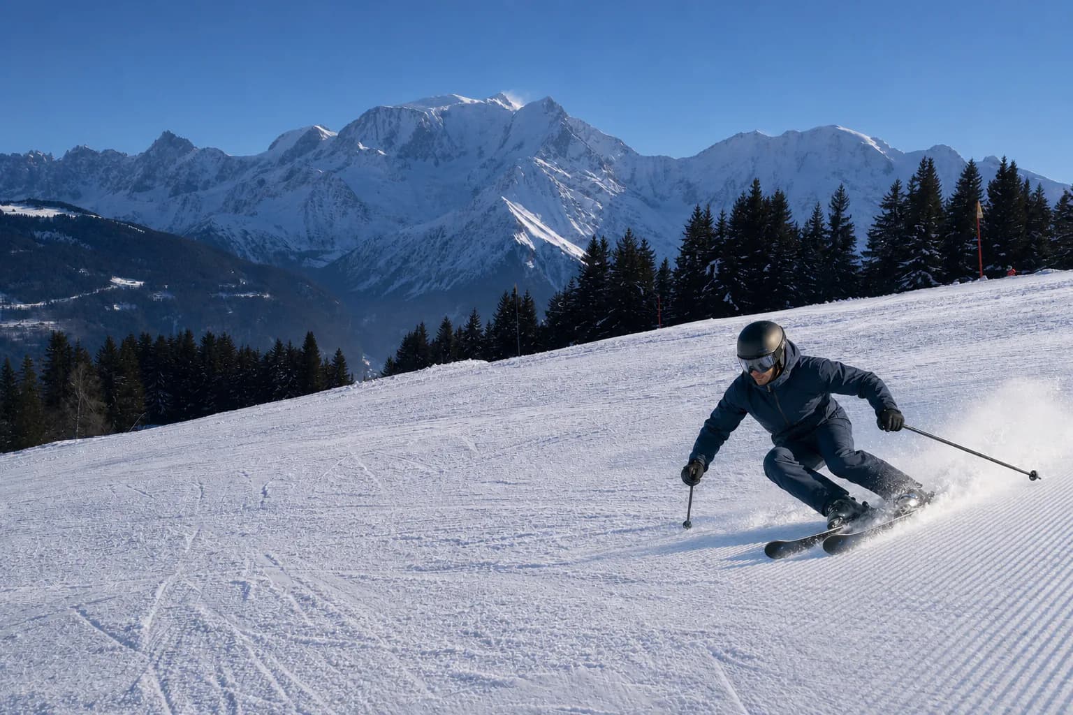 Skieur sur le domaine de Saint-Gervais face au massif du Mont-Blanc