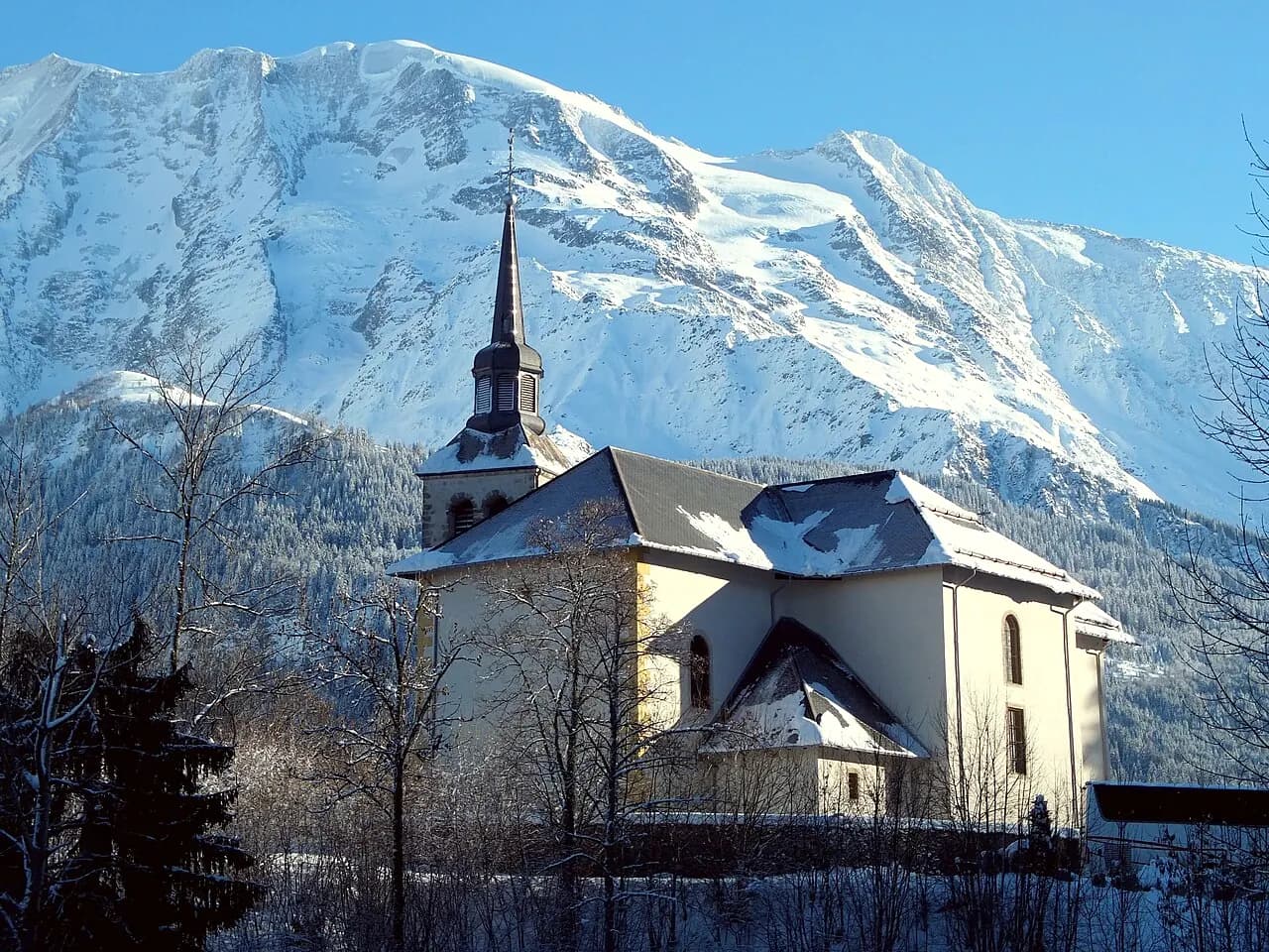 Église de Saint-Nicolas-de-Véroce devant le massif du Mont-Blanc enneigé
